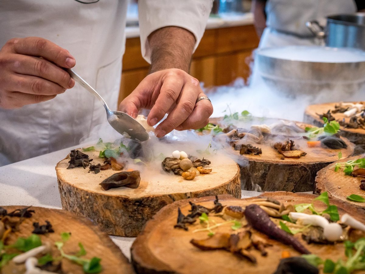 Cuoco che impiatta in cucina